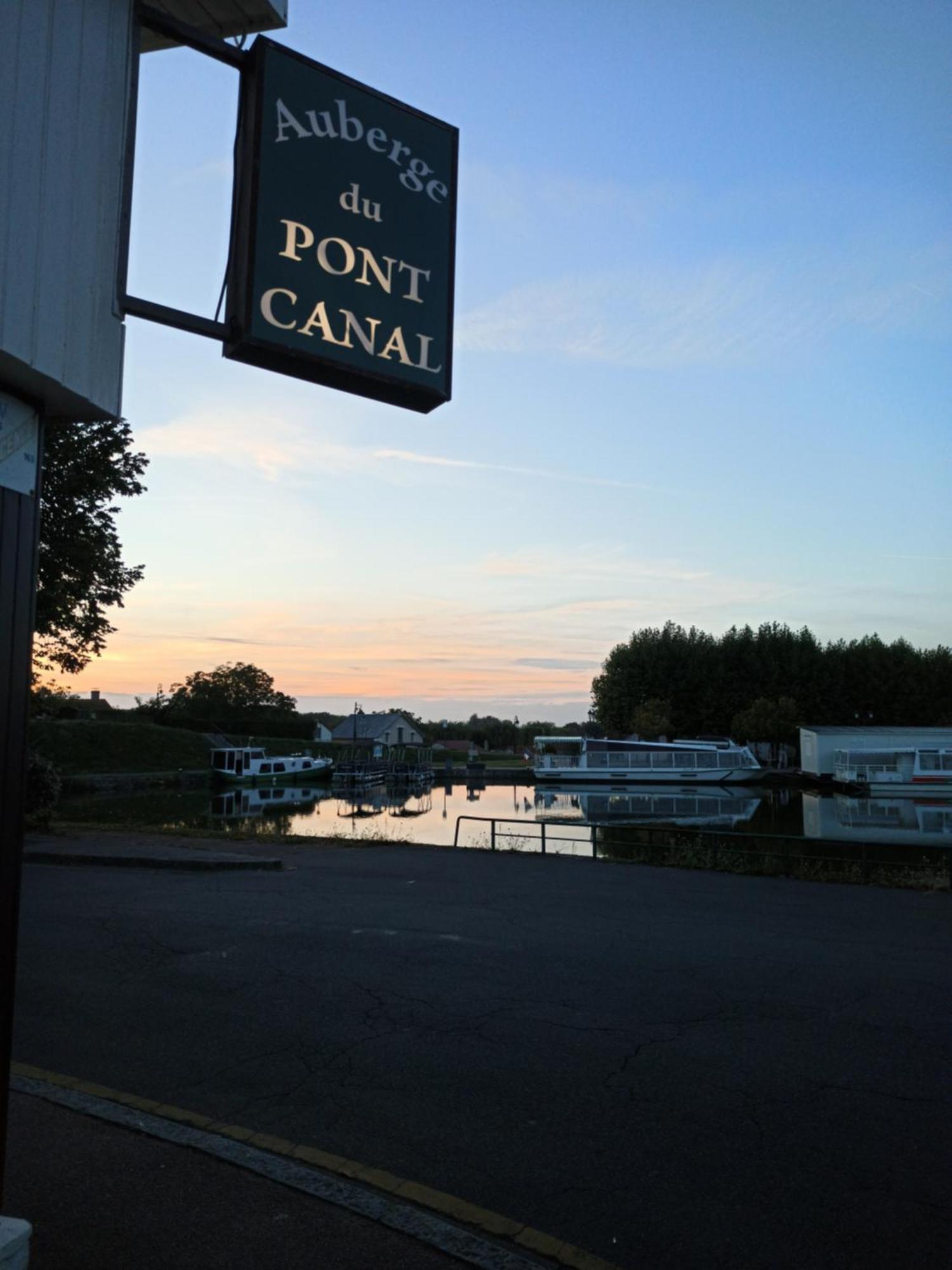 Auberge Du Pont Canal Hotell Briare Exteriör bild