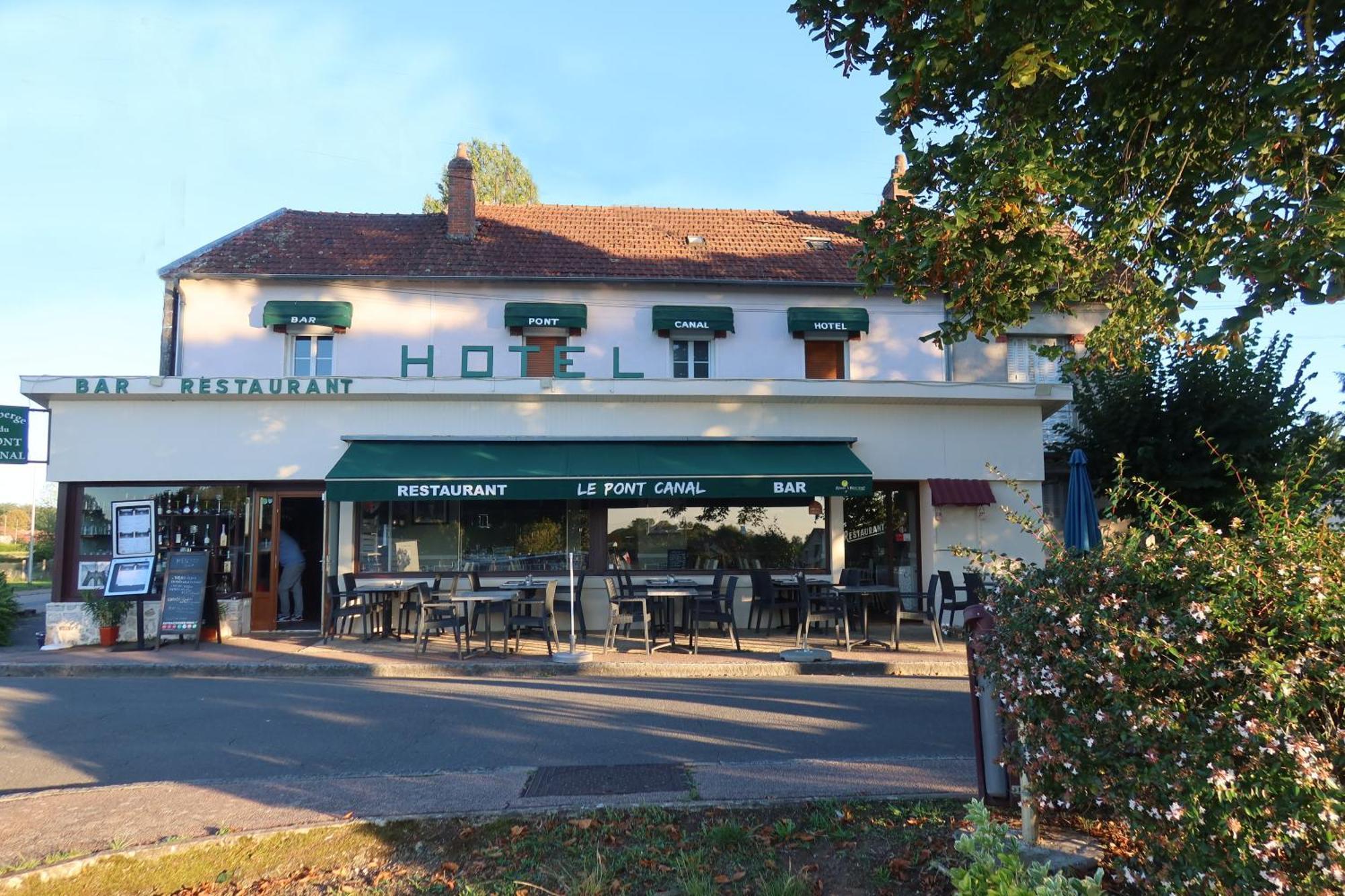 Auberge Du Pont Canal Hotell Briare Exteriör bild