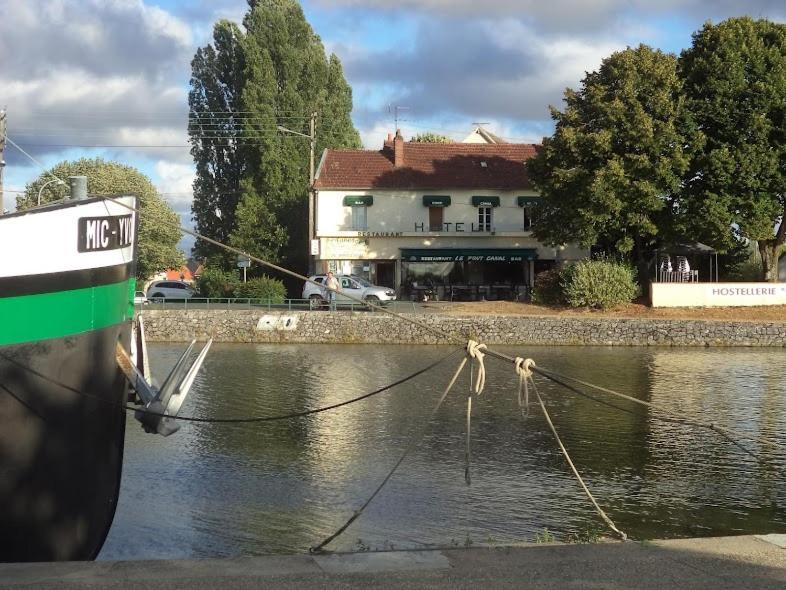 Auberge Du Pont Canal Hotell Briare Exteriör bild