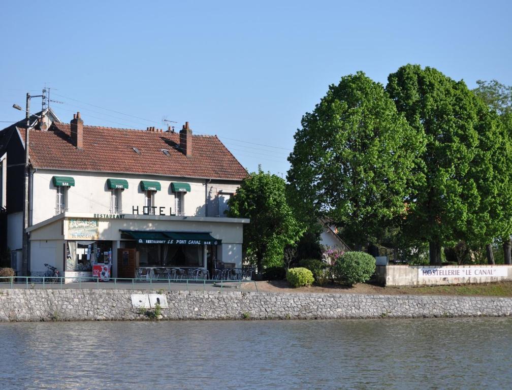 Auberge Du Pont Canal Hotell Briare Exteriör bild