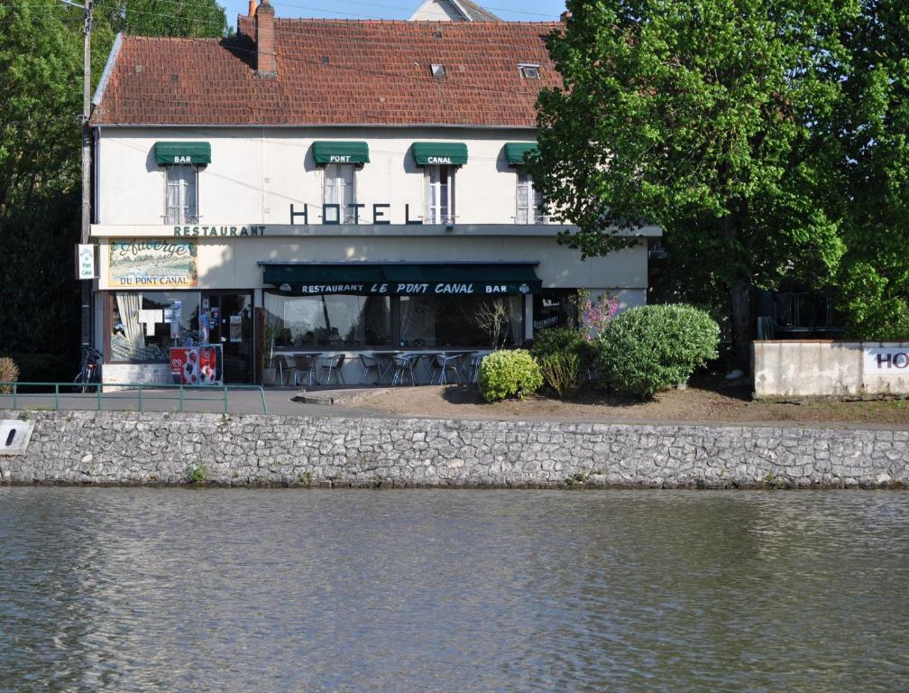 Auberge Du Pont Canal Hotell Briare Exteriör bild